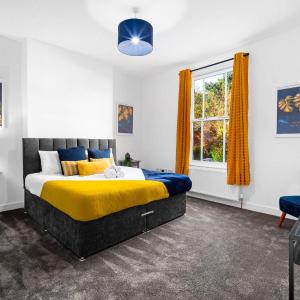 Large Modern Apartment - High-Speed WiFi - Netflix - Street Parking 3BR