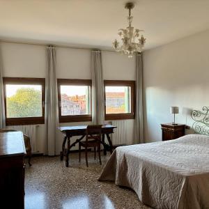 Large and Bright Apartment with Canal View