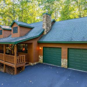 The Bear's Den Lodge
