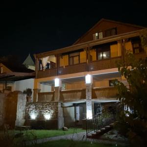 8 rooms