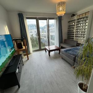 Luxus in Berlin Mitte mit Laptop, großem TV, neuem Bett und privatem Badezimmer