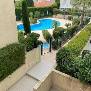 T2 lumineux 4 pers, pisc,plag 2min, park priv,wifi