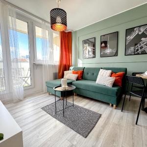 2mins SkyTower! Stylish 2BD Kitchen, Balcony! Near Train