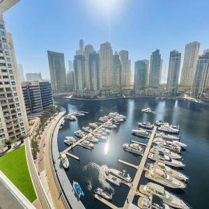 FIRST CLASS Dubai Marina 2BR with City Views, Balcony, Pool, Gym & Parking