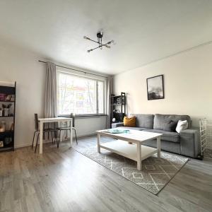 QUIET HAVEN - Fast WiFi, Functional Living, Remote Work, Doorstep Parking