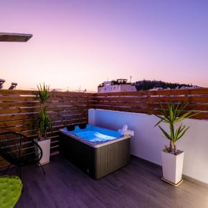 Acropolis view luxury studio with Jacuzzi