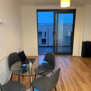 Modern, luxurious 1 Apartment next to station, few stops away from Central London
