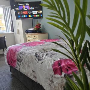 A cosy room with a king-sized bed & Netflix TV