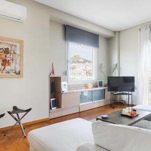 Homz AH07 Top floor 2-bedroom flat near Kallimarmaro