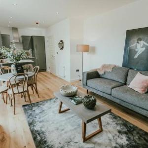 Lovely Chorlton Flat! 5 Seconds to Bus Stop & 2 Minutes to Tram Station