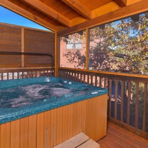 Mountain Time・Hot Tub・Game Room with Pool Table + Arcades
