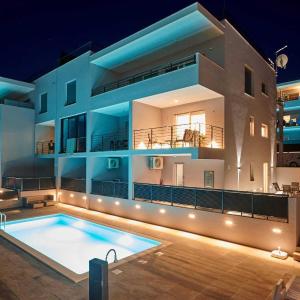 Exclusive Okrug Gornji Apartment with Shared Pool