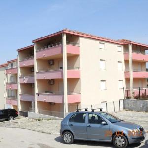 Expansive Ciovo Apartment with Sea-Views, Balcony and Outdoor Dining