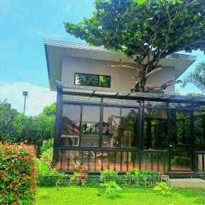 Entire Loft House Patio & Garden, Belle's Homestay