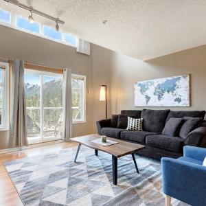 Cozy Condo with Epic Mountain Views, Parking, Air Con