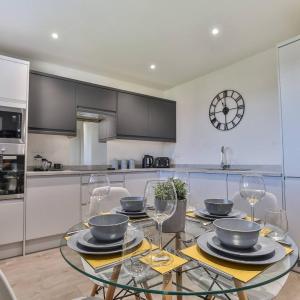 Modern, Cosy Whole house WiFi close to attractions