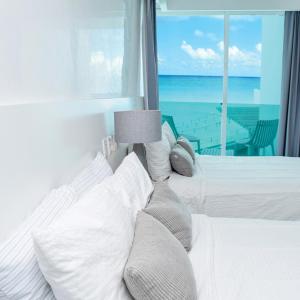 Exclusive studio on the beach, minimalist, gym, pool, jacuzzi, balcony
