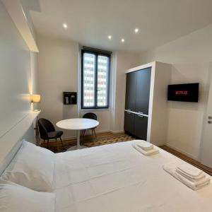 2BR 2BA Apartment Ultra-Fast WiFi steps to Metro