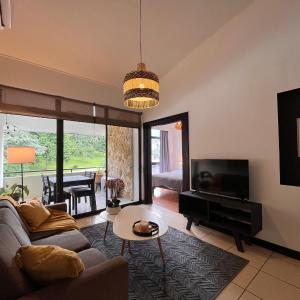 CR MARIPOSA RENTALS Mountain view near pool