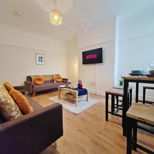 Central Manchester Modern 4 Bed House - free parking