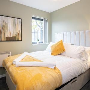 Manchester - Beautiful Serviced Apartment, Amazing Location, Close to Old Trafford, City Centre, Media City, Etihad, Coop Live, AO Arena, Salford Quays, sleeps up to 6, with Free Private Car Parking