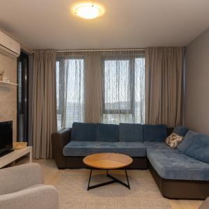 Ani's Stylishly Designed Apartment Plus Parking!!!
