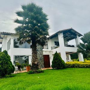 Lujosa casa cerca al aeropuerto