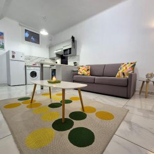 Studio rénové au centre ville (15 min de la plage)