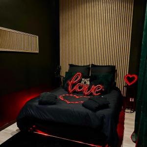 Love room avec Jacuzzi by Villa Queen Marseille