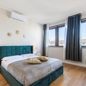 Moderno Attico con Vista Panoramica e Piscina