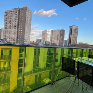 Stratford 2 bedroom Apartment with 2 Bathrooms & Great Links