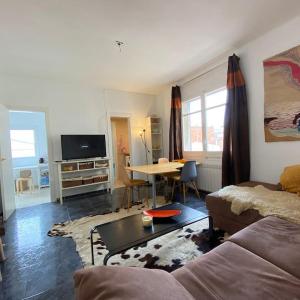 Double room with inside window in shared apartment