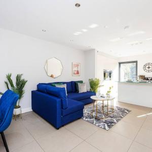 4 Bed Townhouse in Uxbridge Ideal For Families or Contractors By AV Stays Short Lets
