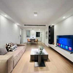 Bund Branch New west door 2 bedrooms big house
