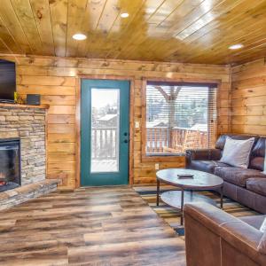 Luxury 5-BR Cabin Near Parkway and Dollywood with Game Room and Hot Tub