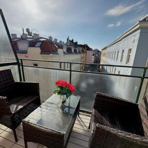 Sunny Balcony City Apartment
