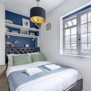 Studio Flat in Victorian West Kensington Mansion with balcony