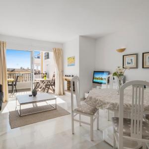 Sunny flat with pool by Costarentals - Ref 96