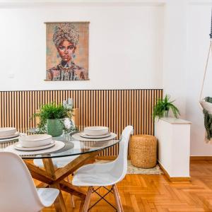 Nataly's Vibrant 2BR - 4 mins walk to Acropolis