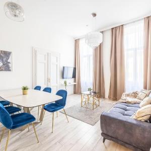 DeLuxe D16 Grand Suite next to the Synagogue