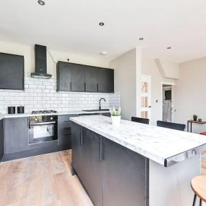On Site Stays - 4 bed, 2 bath, Parking, Wifi and garden