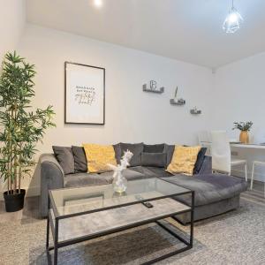 Stylish Two Bedroom Apartment - Secure Parking & Balcony 9MC