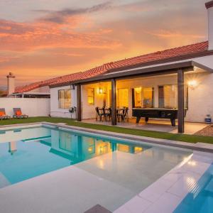 Spacious 5 Bedroom House with Heated Pool and Jacuzzi
