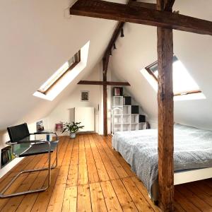 Helles Giebelzimmer im Altbau