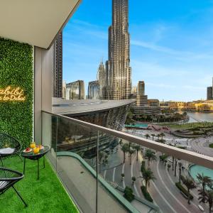 Luxury Two Bedroom Apartment with Balcony, Full Burj Khalifa & Fountain Views by Delujo Stays