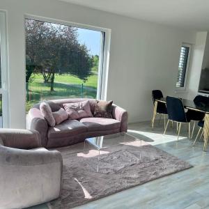 Modern apartment close to Tram and Airport, free parking