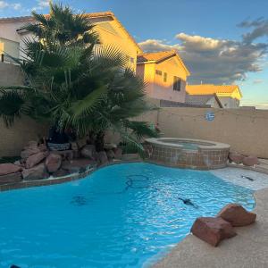 3 bedrooms house with private pool free parking