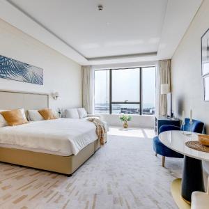 Luxury Palm Tower Studio Apartments with Pool and Fantastic Sea View