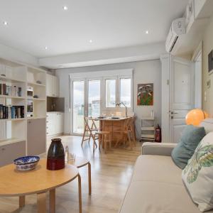 Central Apartment on Lionsquare with Sea and City View