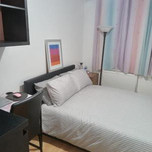 Exclusive Luxurious Double Bedroom in a Beautiful Shared Flat Close to Transit & Grocery Stores